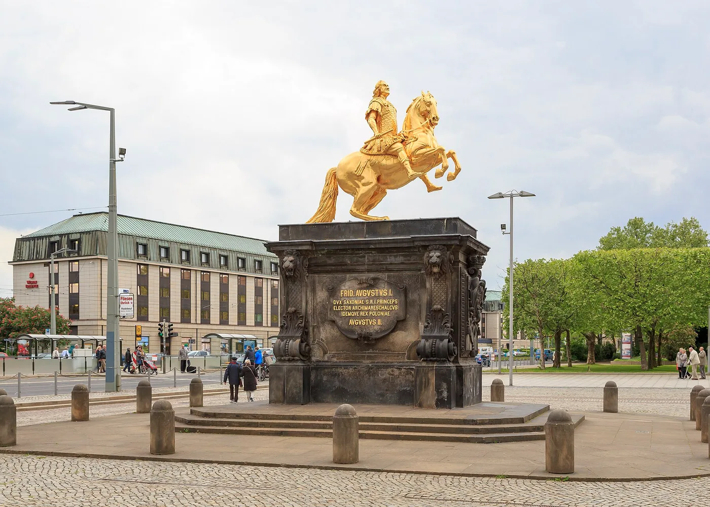 Der Goldene Reiter, das Denkmal Augusts des Starken auf dem Dresdner Neustädter Markt