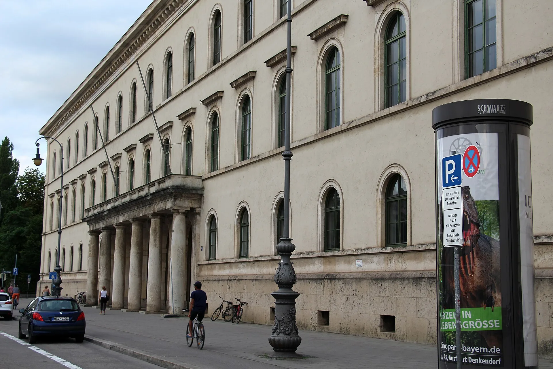 Ludwig-Maximilians-Universität München kampüs veya München şehir görseli